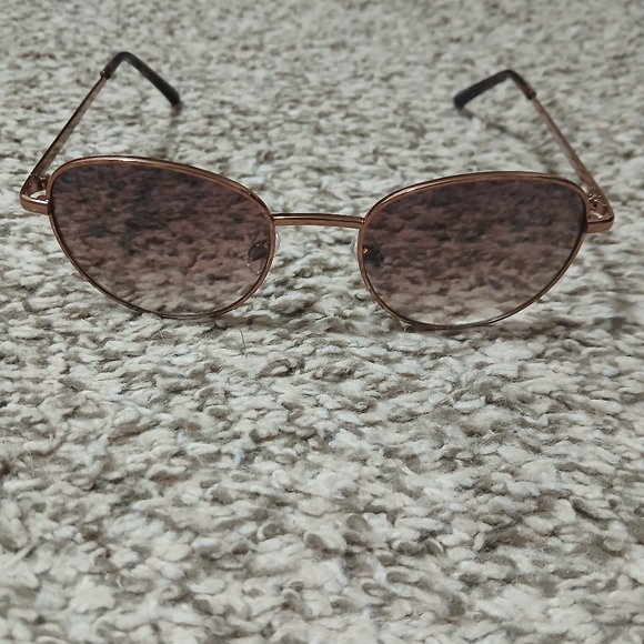 Womens Foster Grant sunglasses. - Picture 2 of 12